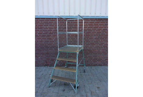 Platformtrap, werkhoogte 97 cm. Gebruikt.
